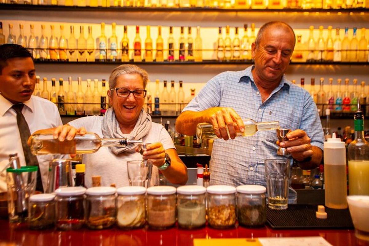 tři muži stojící za barem a vařící drinky