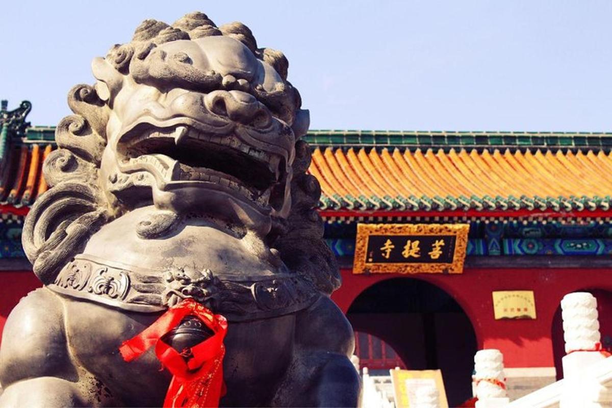 a statue of a lion in front of a building