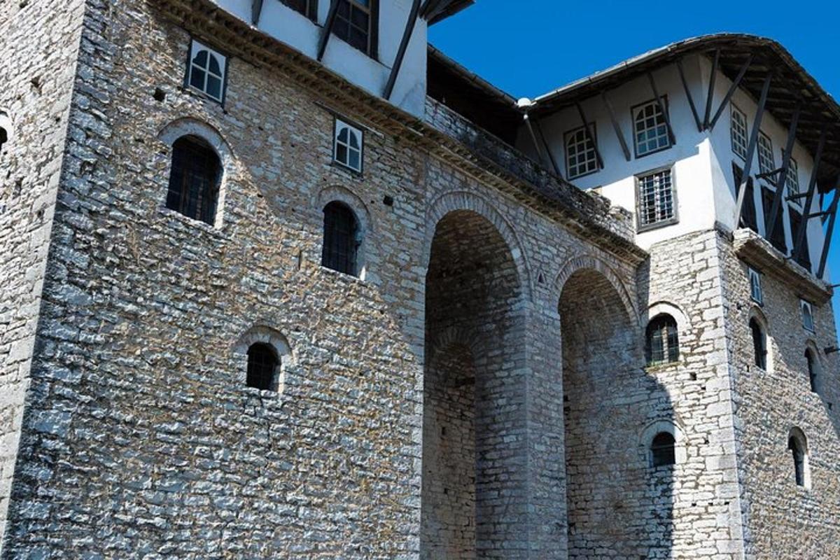 велика цегляна будівля з арками збоку