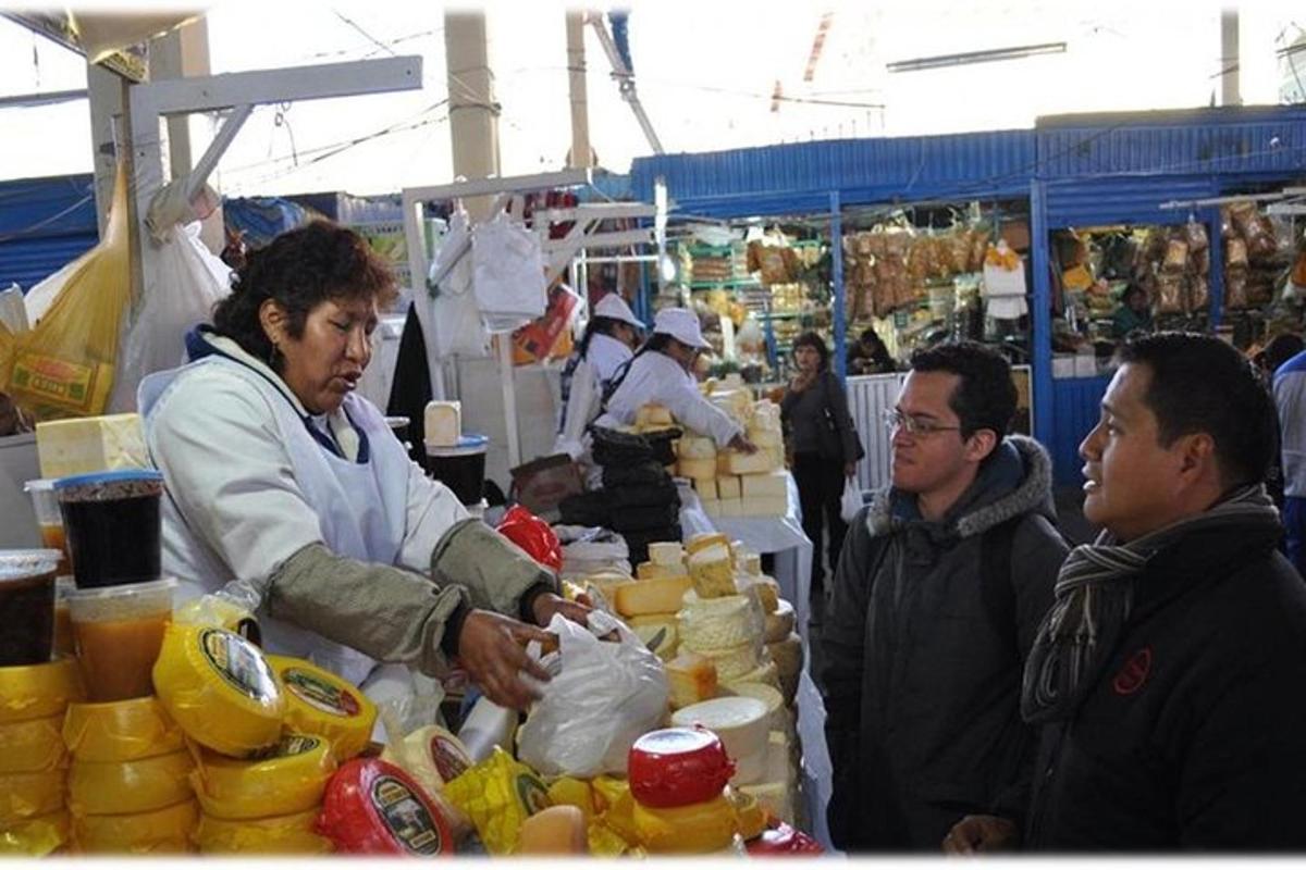 una donna che compra cibo in un mercato con la gente