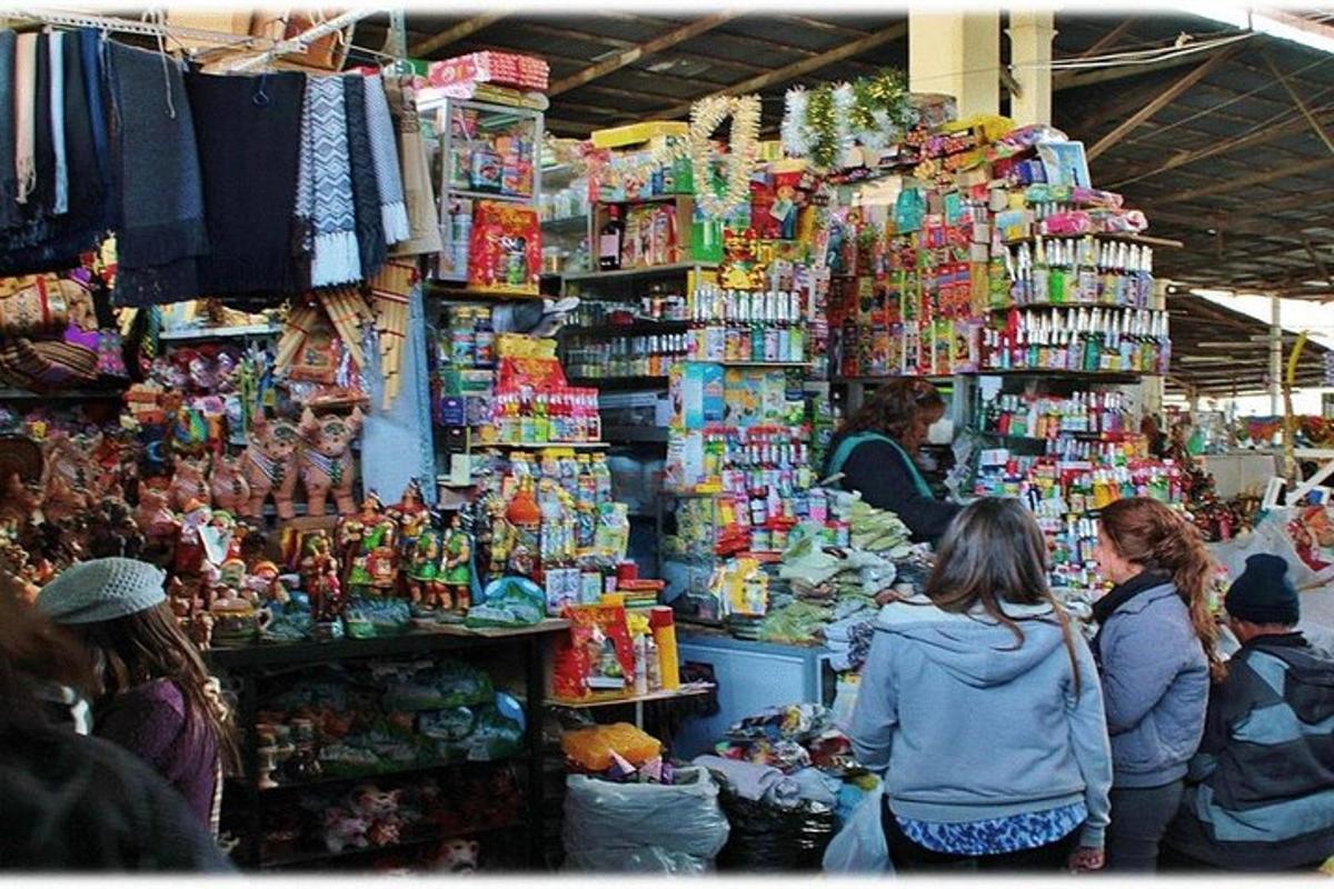 sekumpulan orang berdiri di sekeliling kedai dengan mainan