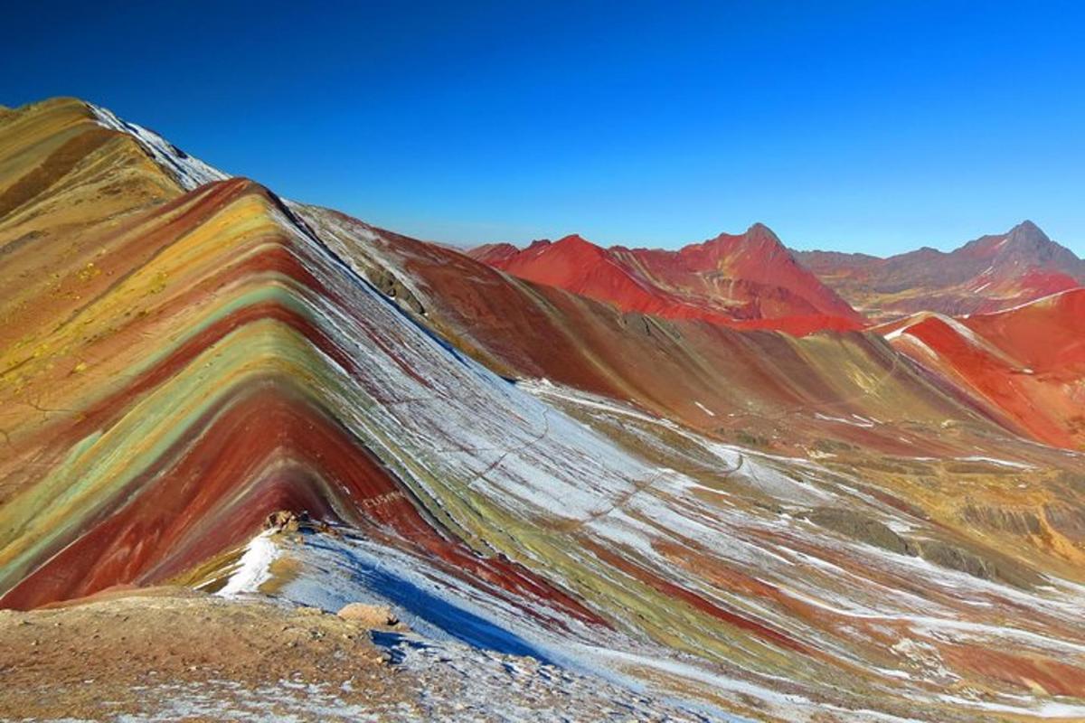 un dipinto di una montagna con i colori dell'arcobaleno
