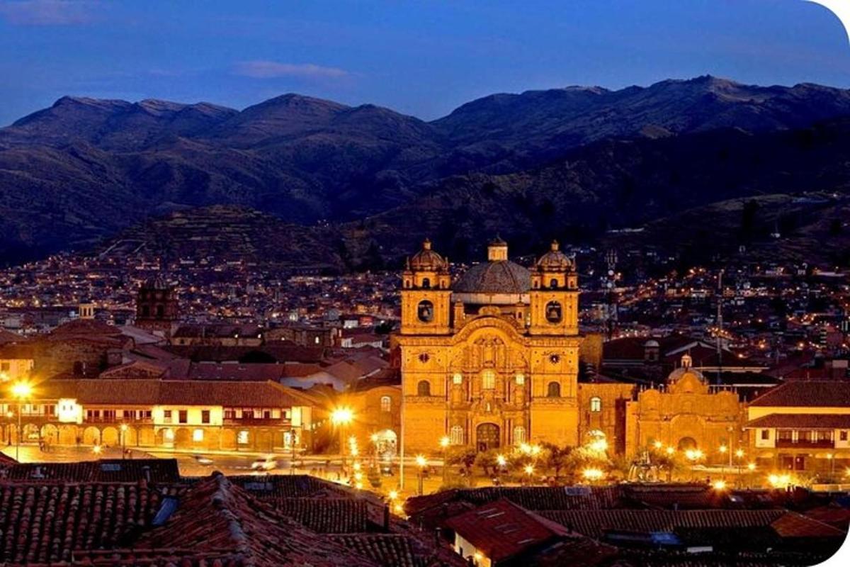 un grande edificio con una torre dell'orologio in una città di notte