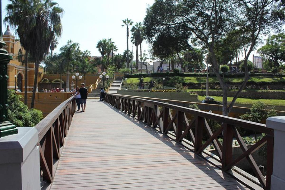 most přes park s lidmi, kteří po něm chodí