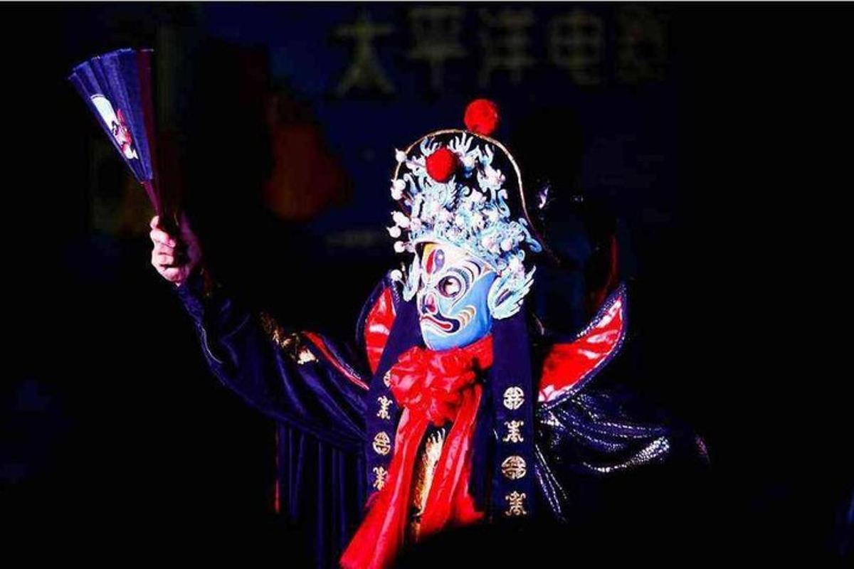穿着小丑服装、手持魔杖的人