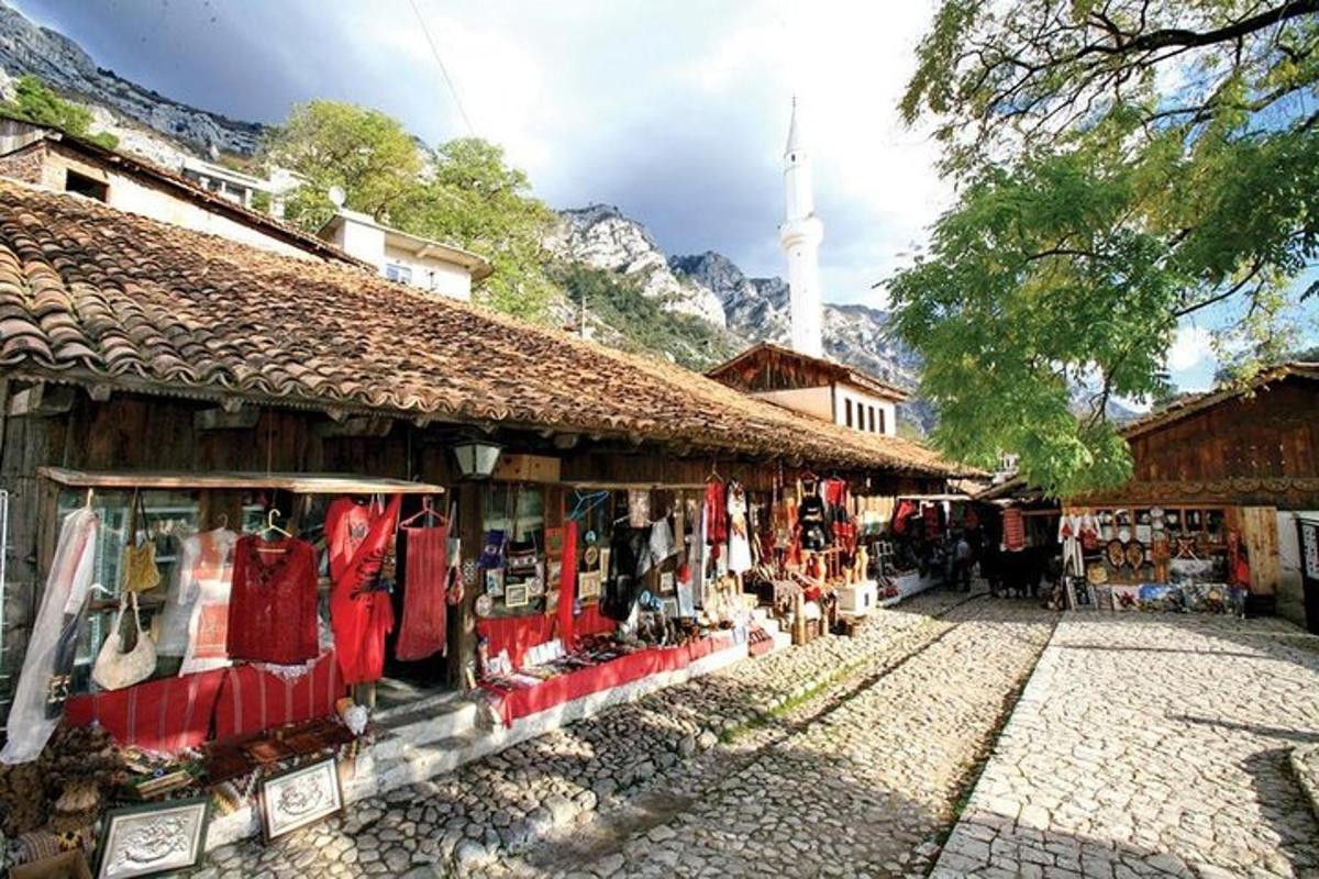 ถนนที่มีร้านค้าและมีมัสยิดอยู่เบื้องหลัง