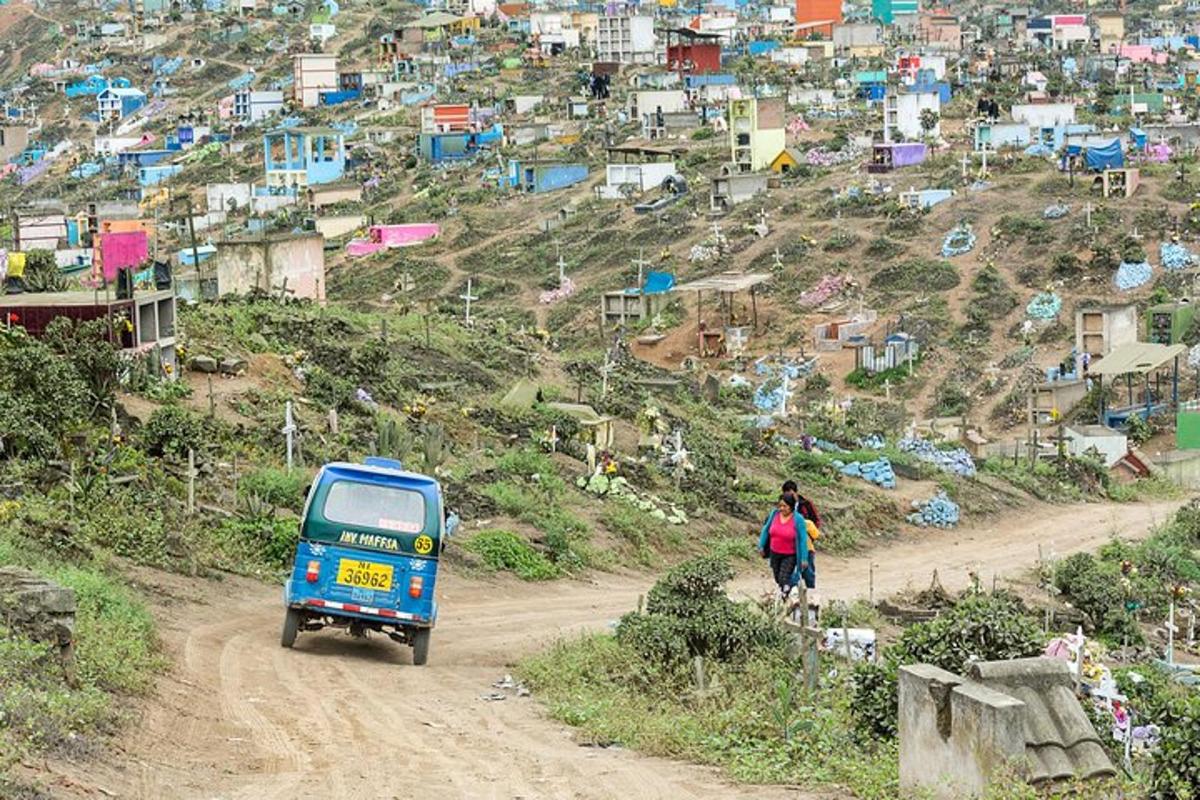 um pequeno carro azul dirigindo por uma estrada de terra