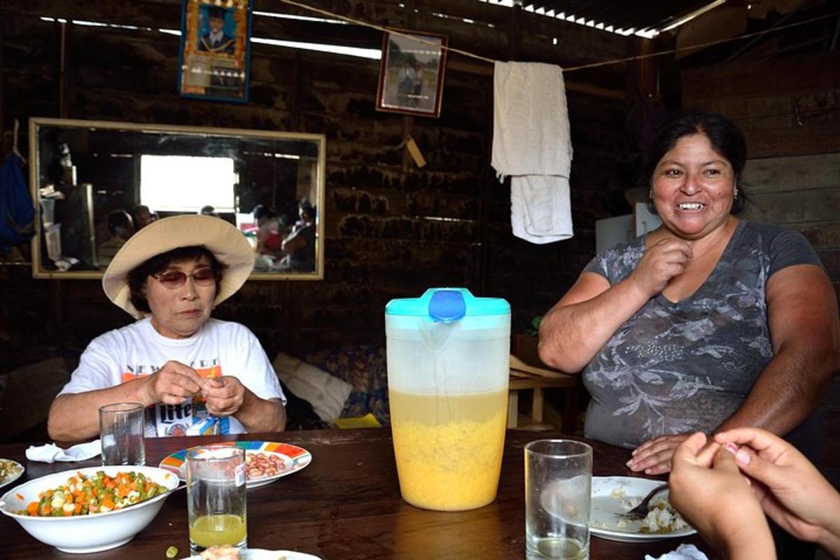 um grupo de pessoas sentadas à mesa comendo comida