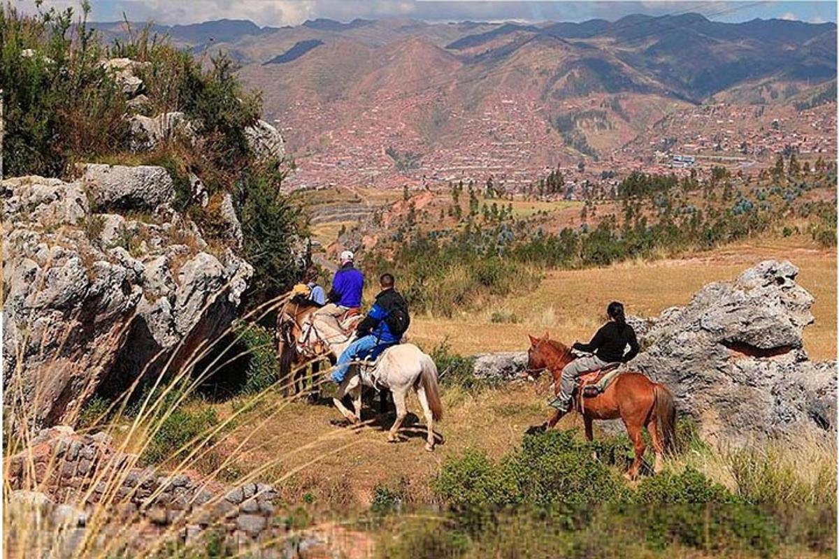um grupo de pessoas andando a cavalo em uma montanha