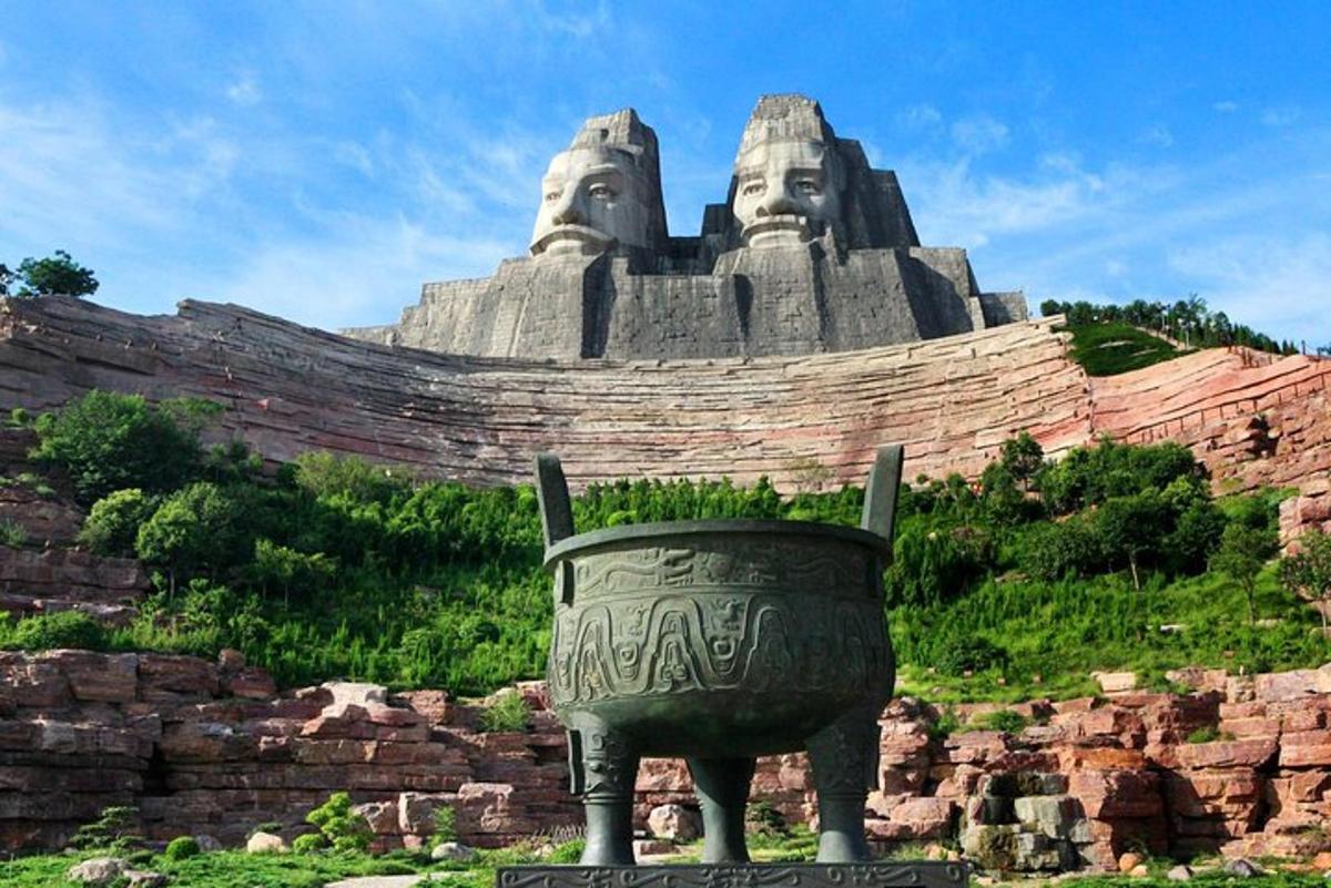 socha dvou hlav na vrcholu kopce