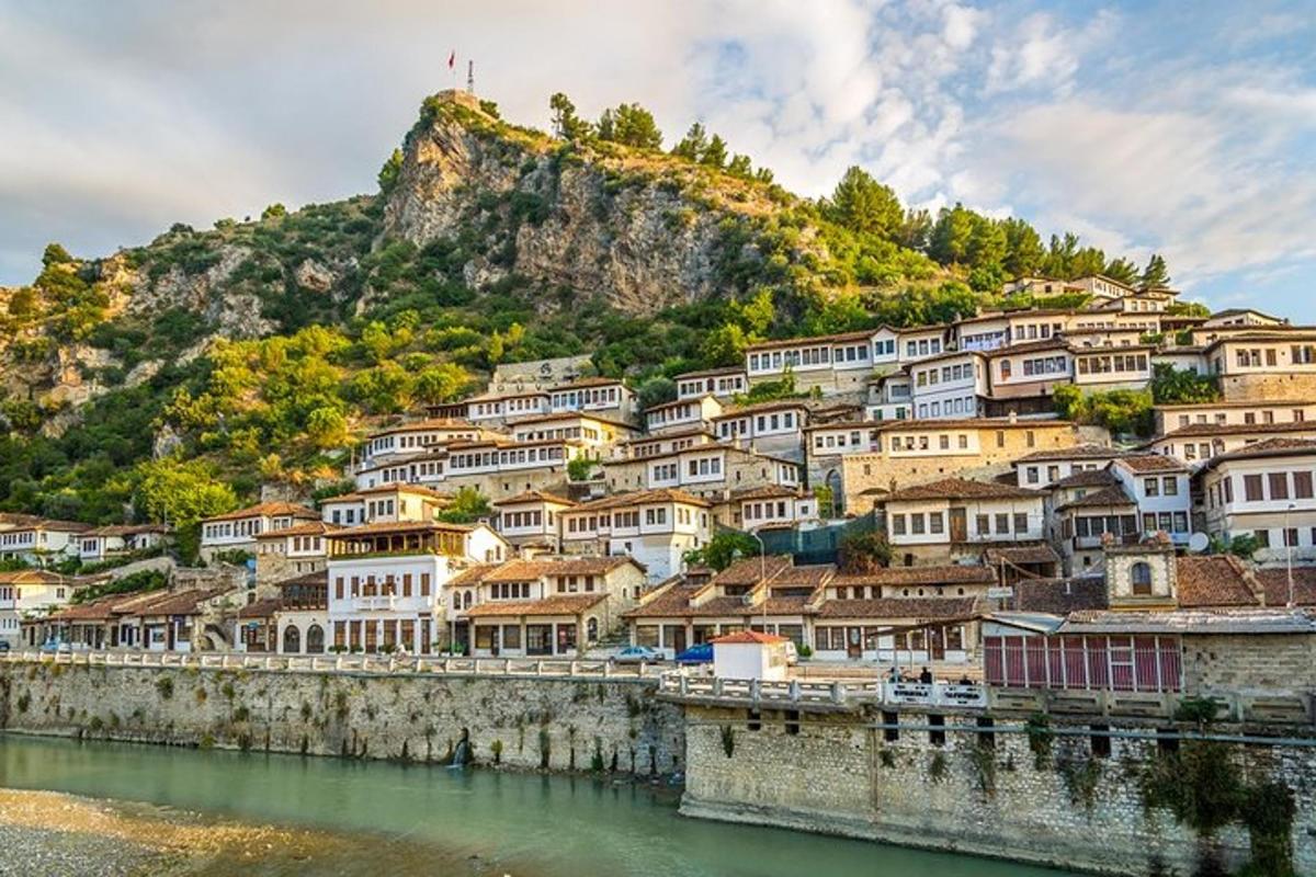 grad na brdu pored vodene površine