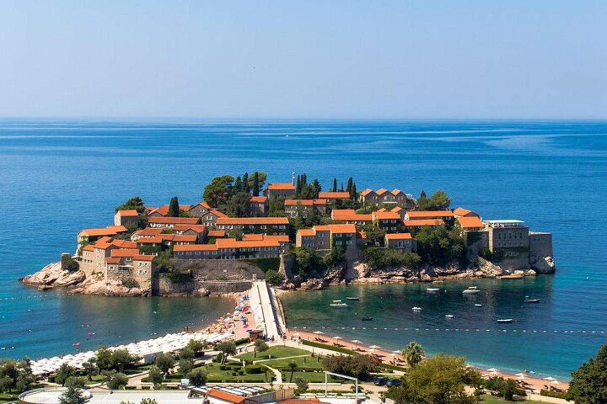 здание на острове в воде