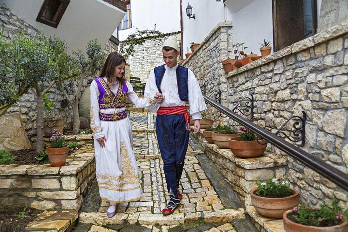 muž a žena jdoucí po kamenných schodech