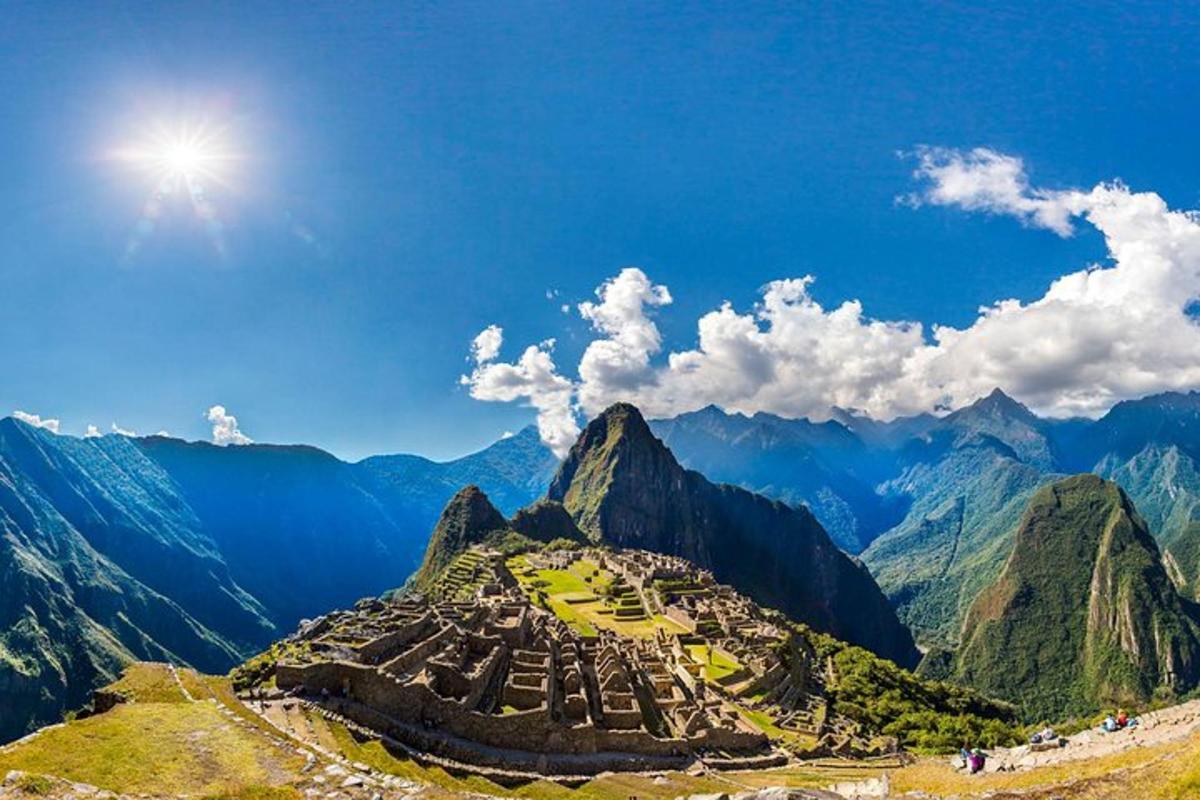 kilátás a Machu Picchu romjaira egy hegyen