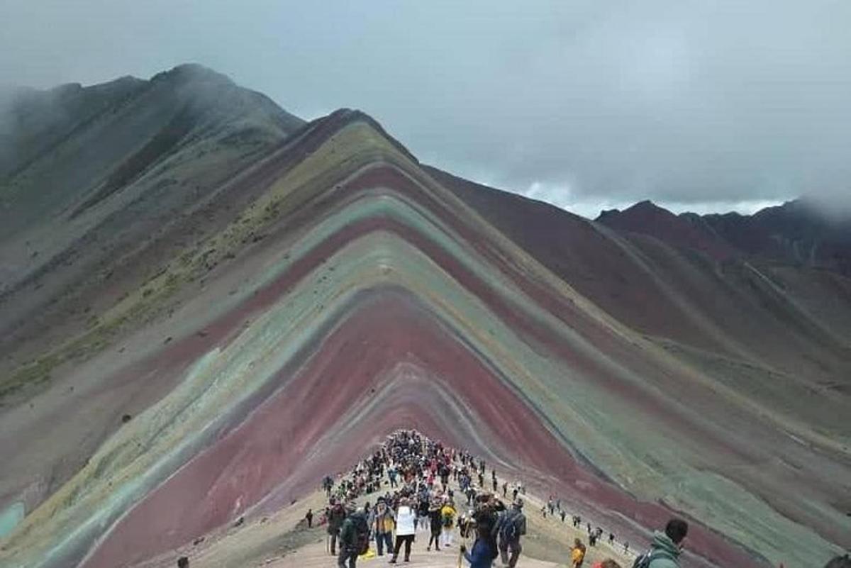 un folto gruppo di persone in piedi su una montagna