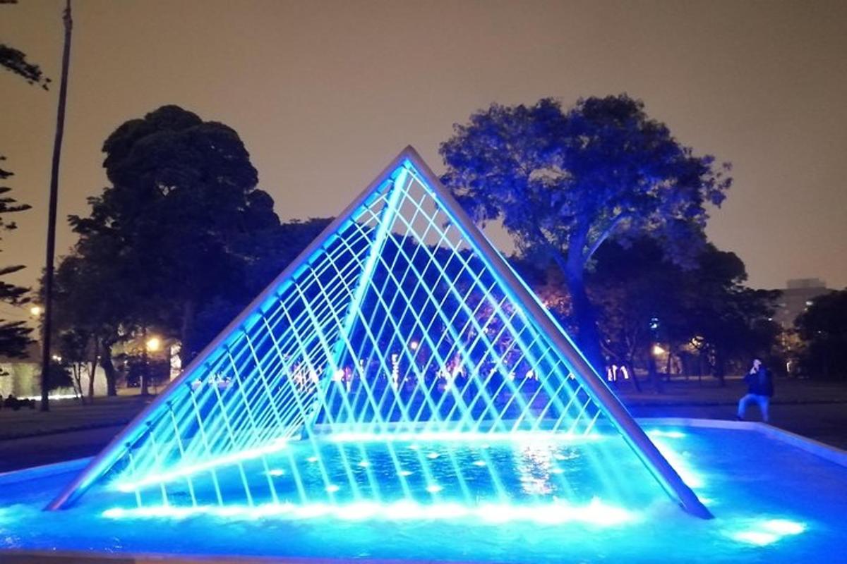 Fontana u obliku piramide u parku noću
