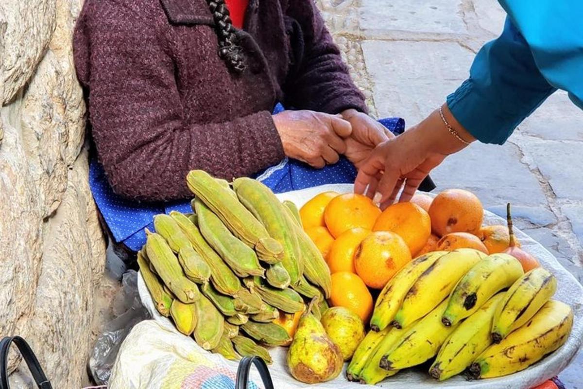ένα άτομο που κάθεται δίπλα σε ένα πιάτο με φρούτα