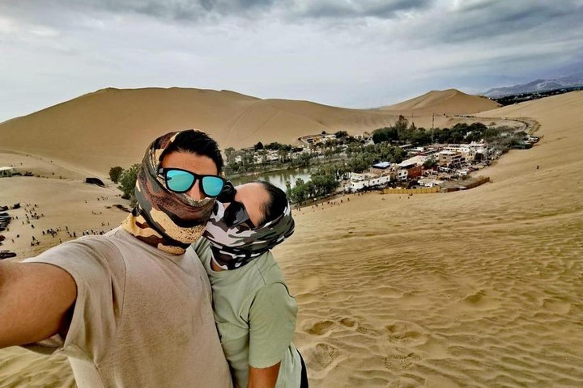 un home amb màscara i ulleres de sol dret al desert