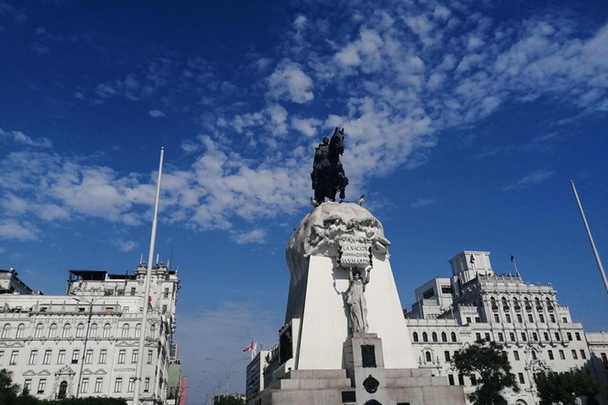 uma estátua em frente a um prédio com um céu azul