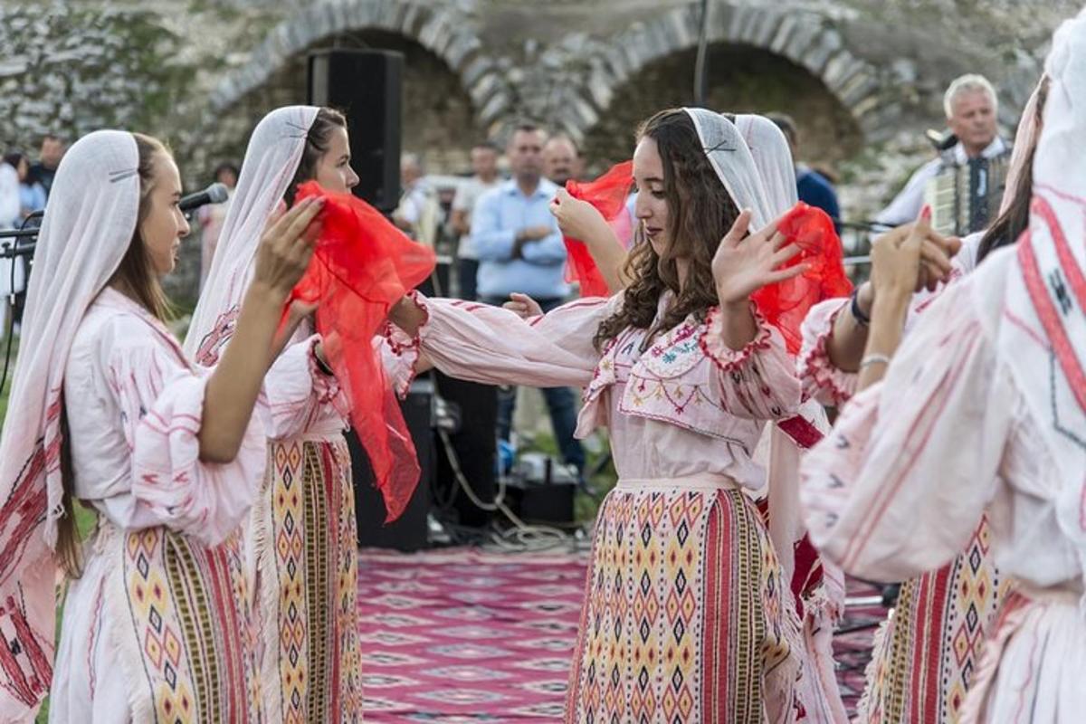 un gruppo di giovani ragazze che eseguono una danza