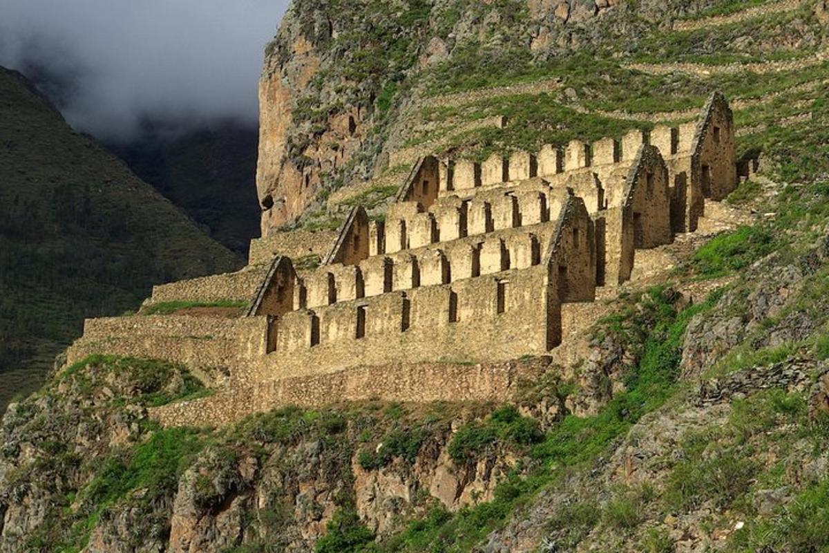 un edificio sul fianco di una montagna
