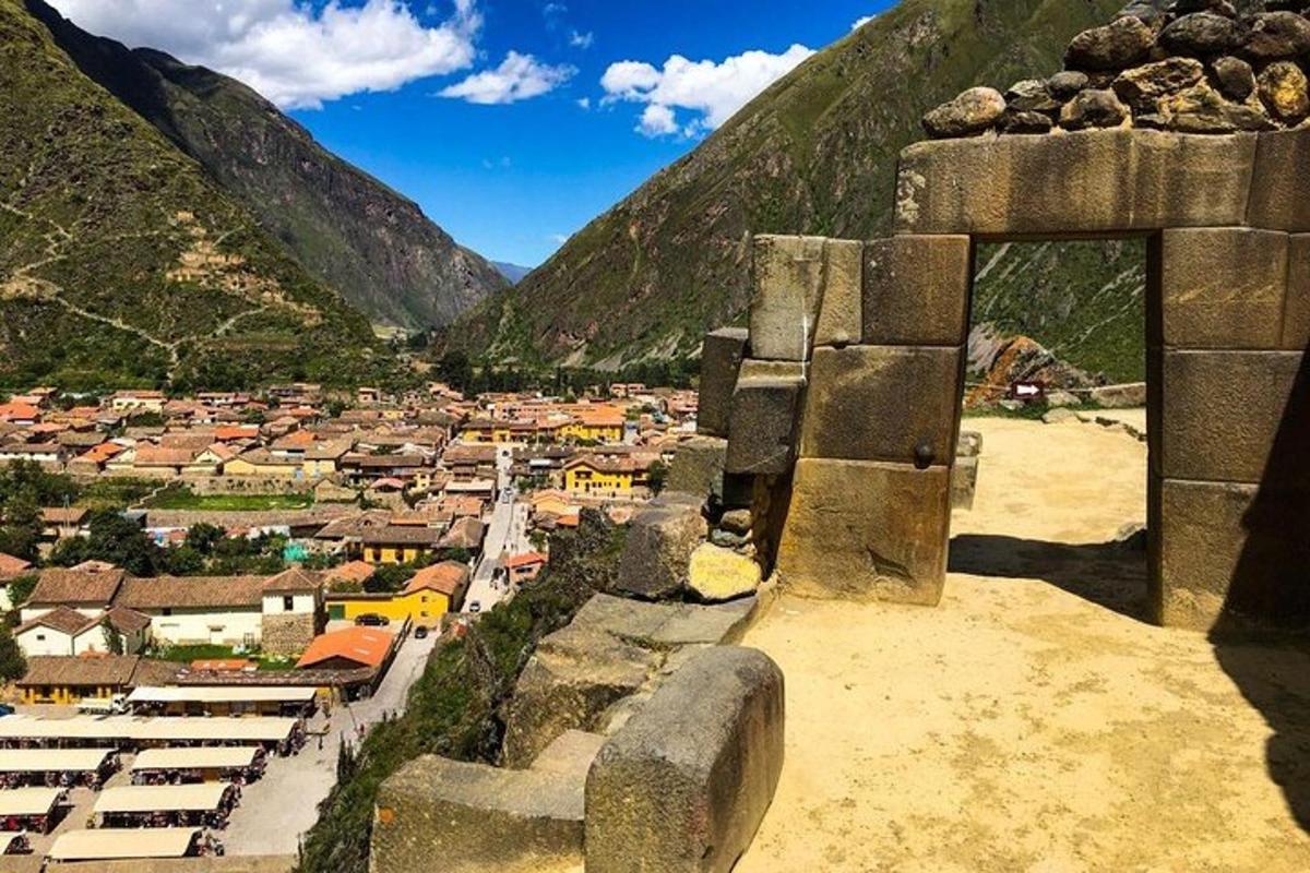 una vista di una città in una valle di montagna