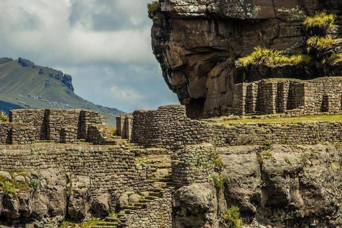 um grupo de ruínas na encosta de uma montanha