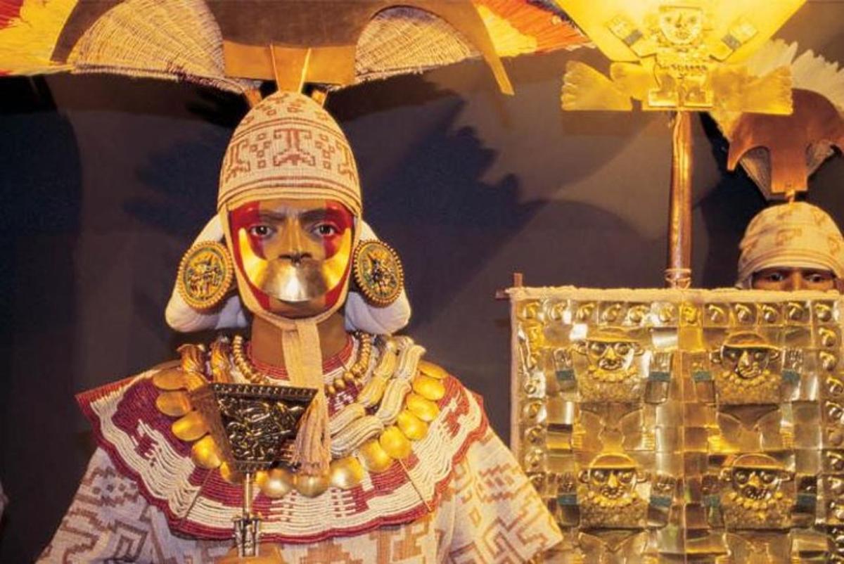 en statue av en mann iført maske og paraply
