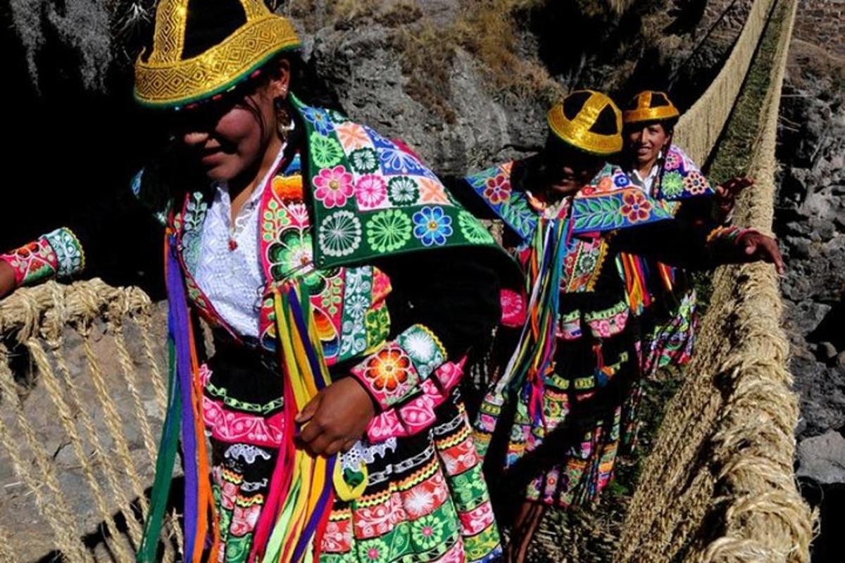 um grupo de homens em trajes coloridos em pé em um barco