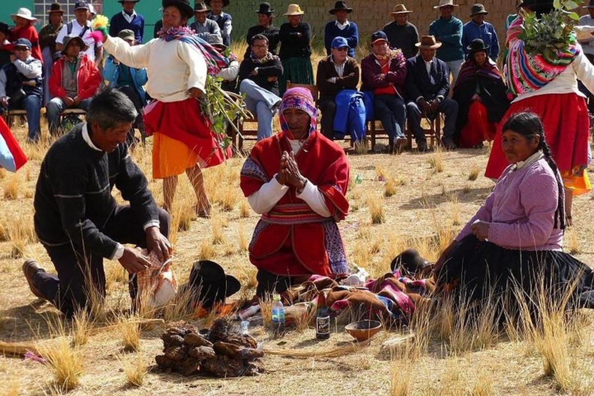 sekumpulan orang duduk di sekeliling padang