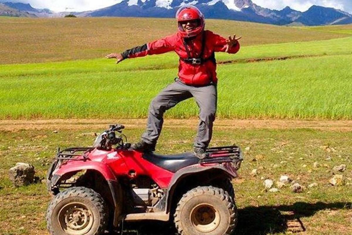 seorang lelaki berdiri di belakang sebuah kenderaan roda empat