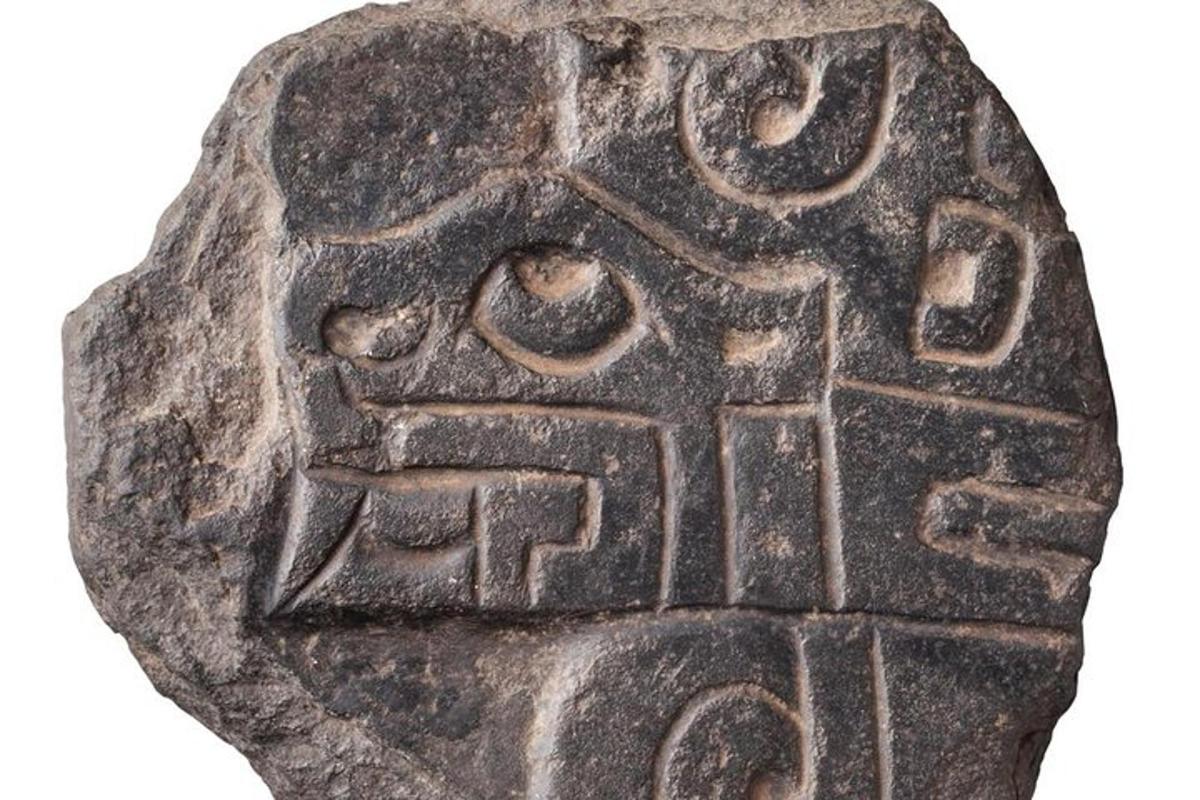 detail kamenného artefaktu na bílém pozadí
