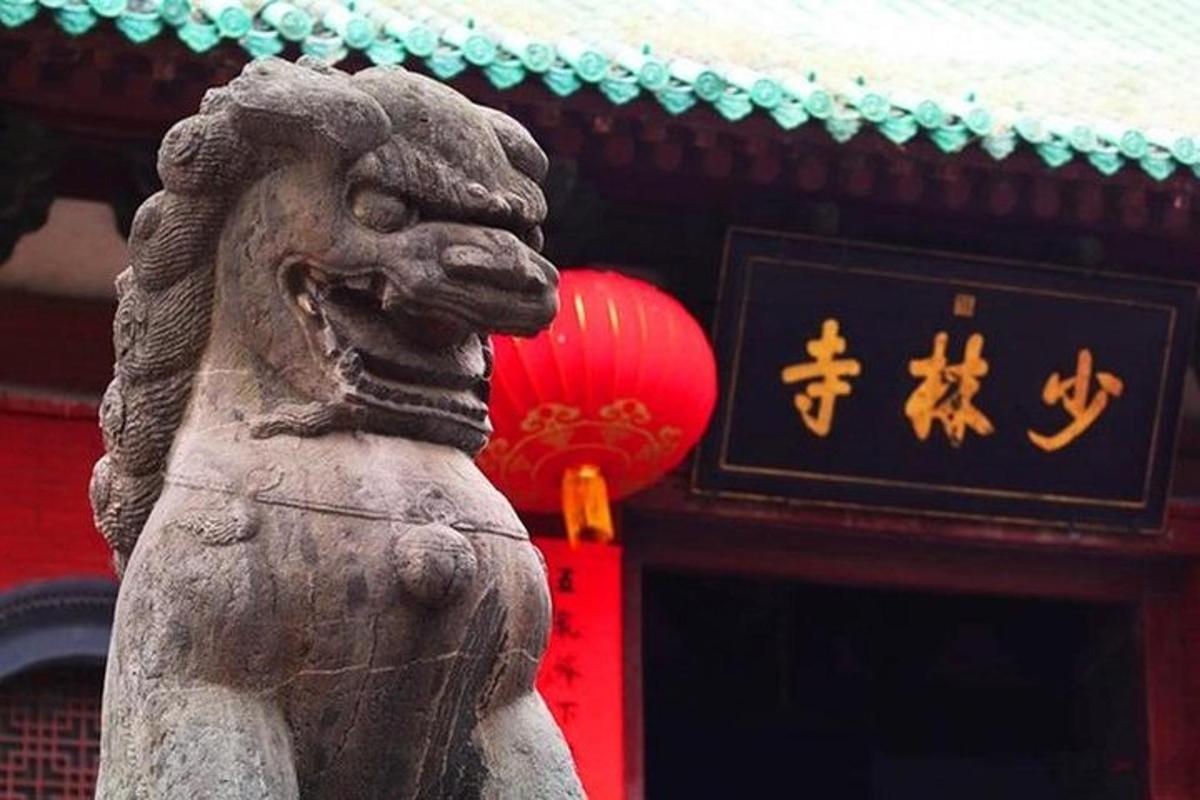 una statua di un leone in piedi davanti a un edificio