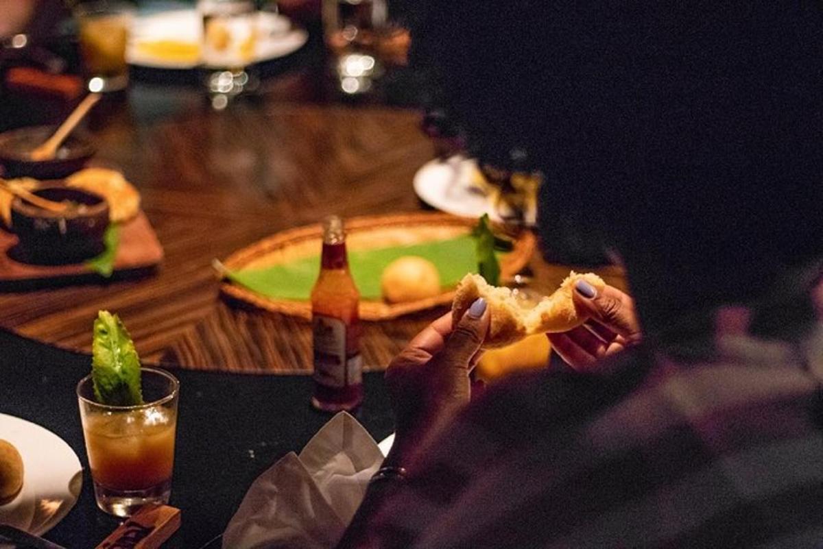 egy személy egy szelet pizzát tart az asztalon