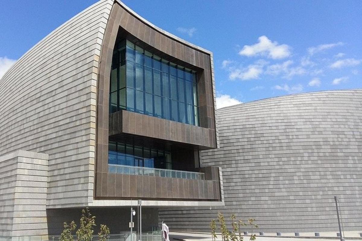 un gran edifici amb moltes finestres de vidre