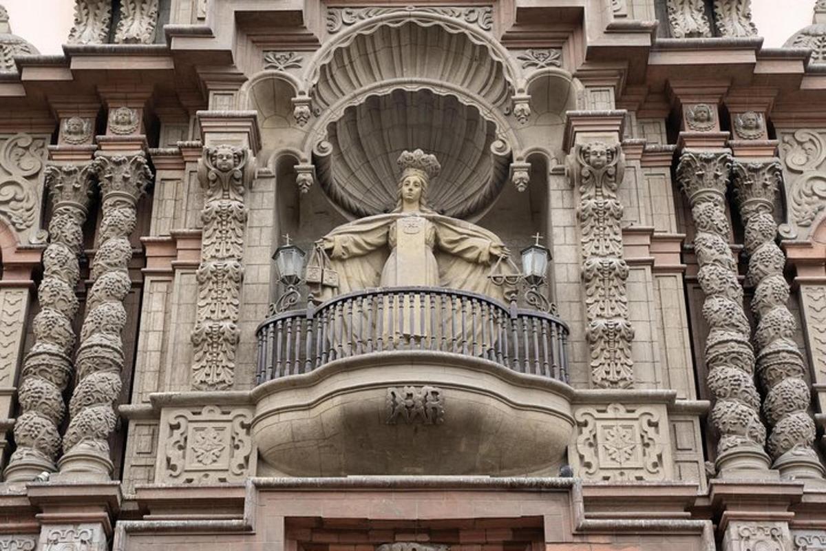 una statua sul lato di un edificio