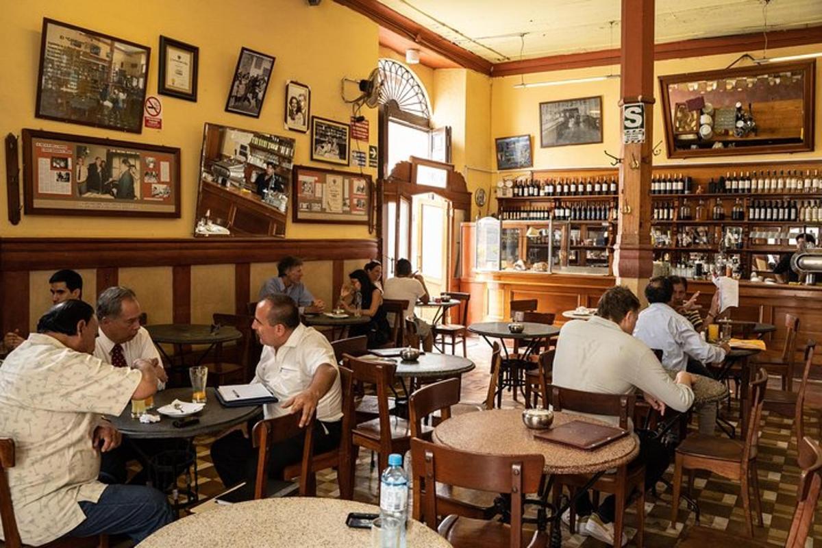 un gruppo di persone sedute ai tavoli di un ristorante