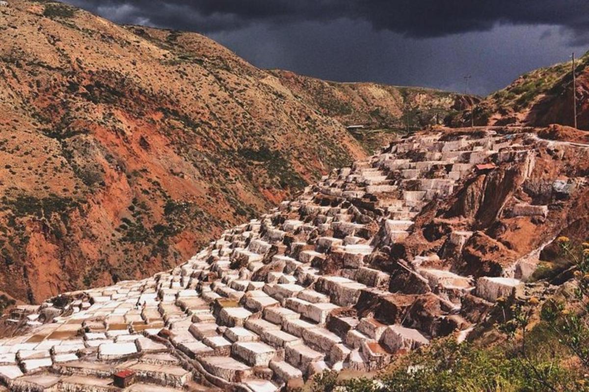 ruinas antiguas en la ladera de una montaña