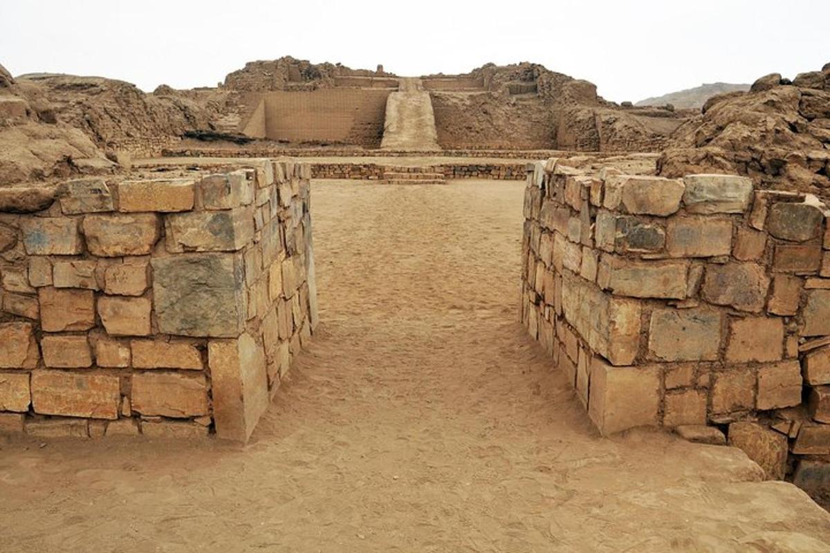 Stará kamenná zeď s pyramidou v pozadí