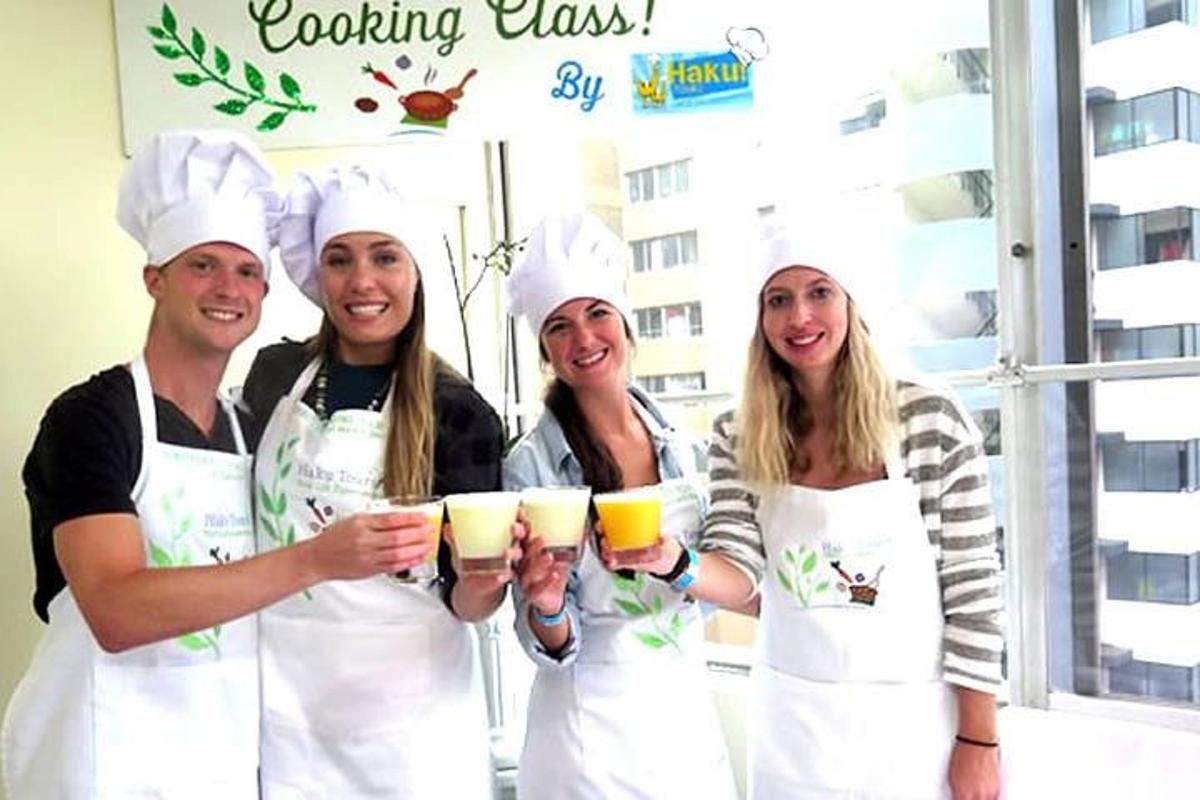 sekumpulan empat chef memegang gelas bir