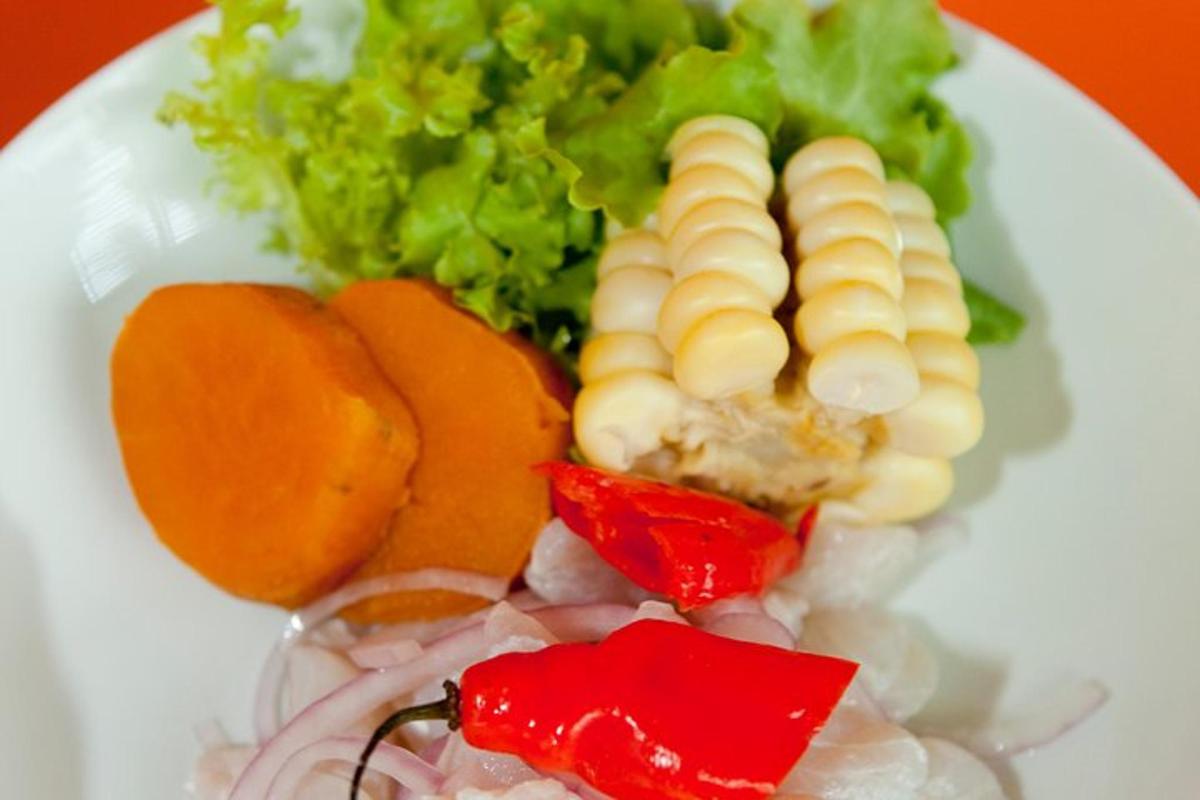 біла тарілка з їжею з овочами та фруктами