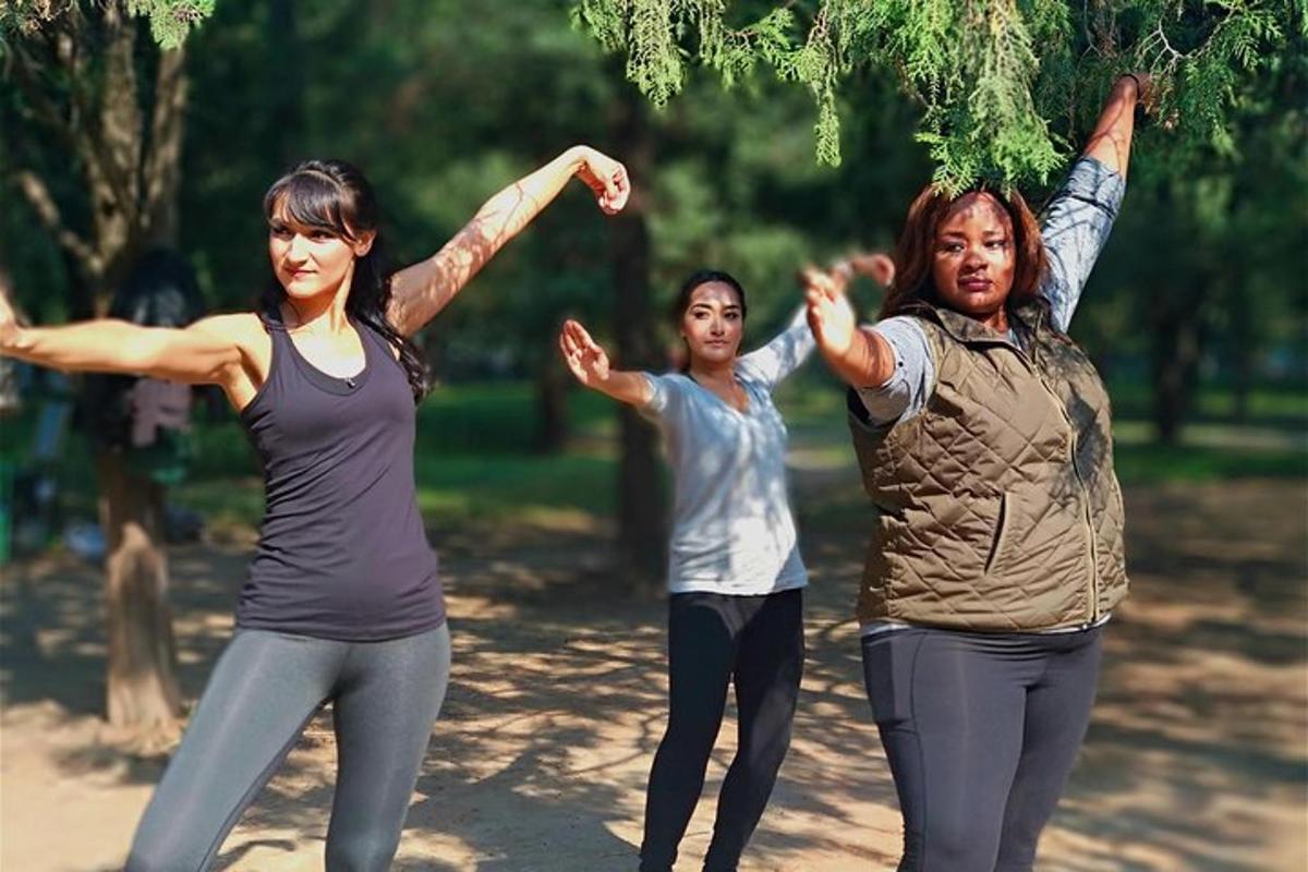 un gruppo di tre donne che ballano in un parco