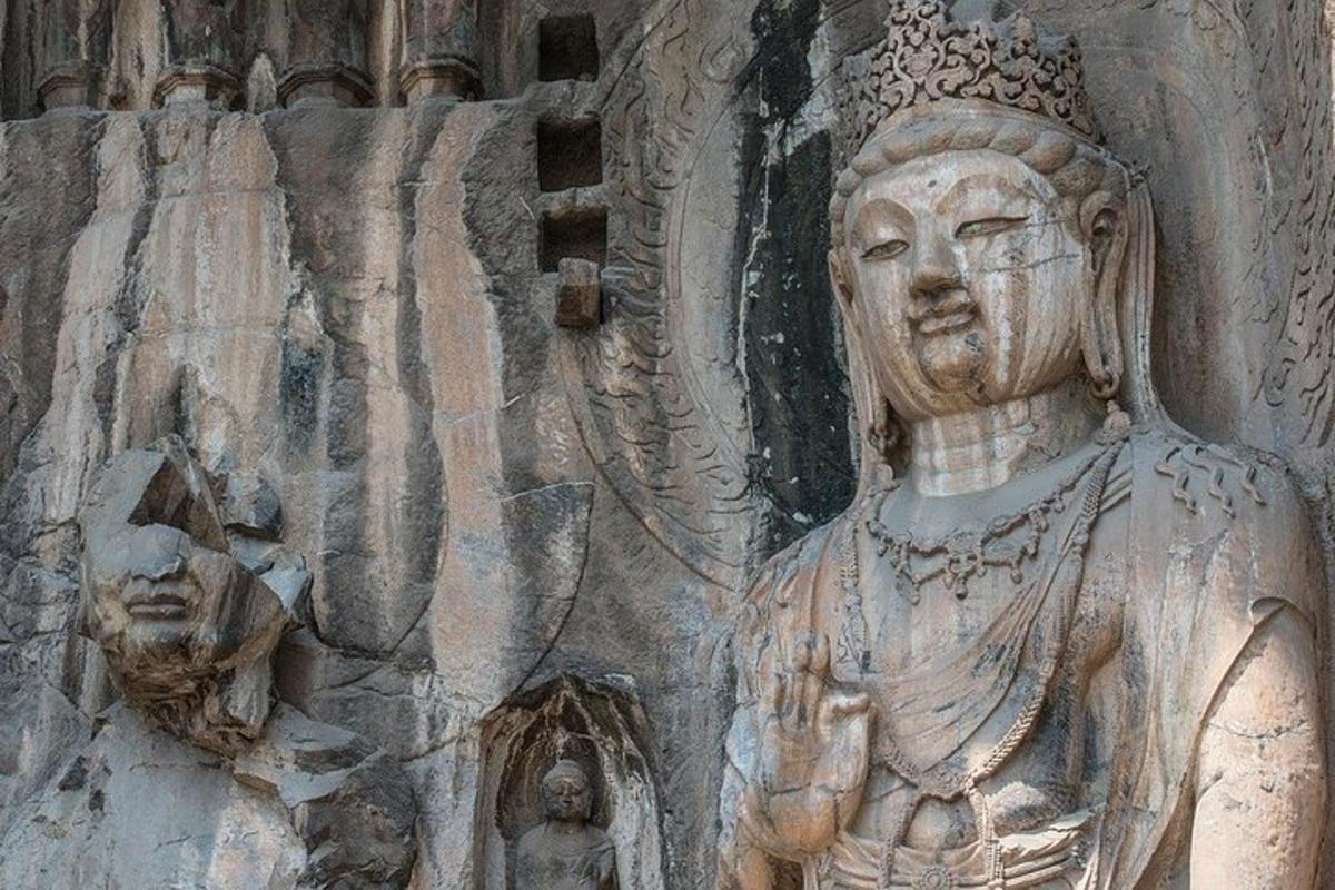 a stone statue of aitatingitatingitatingitatingitatingitatingitatingitatingitatingfficientfficient