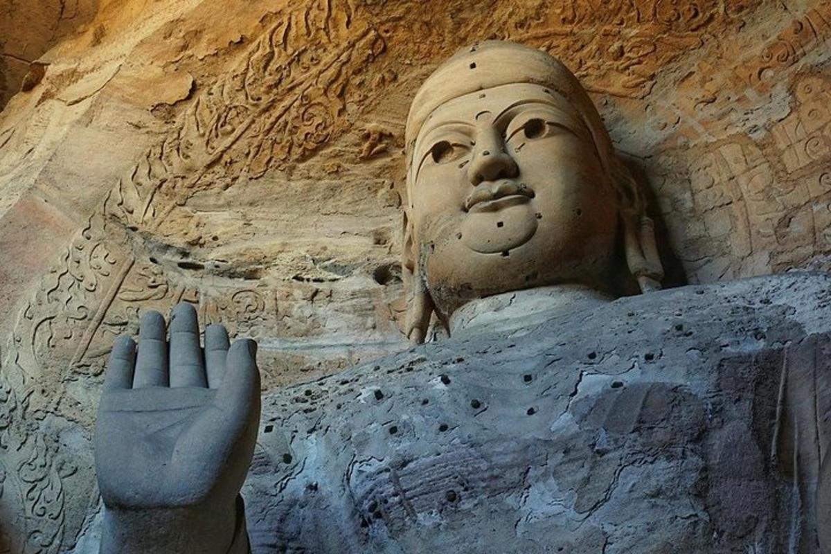 Una estatua de una persona con una mano sobre ella.