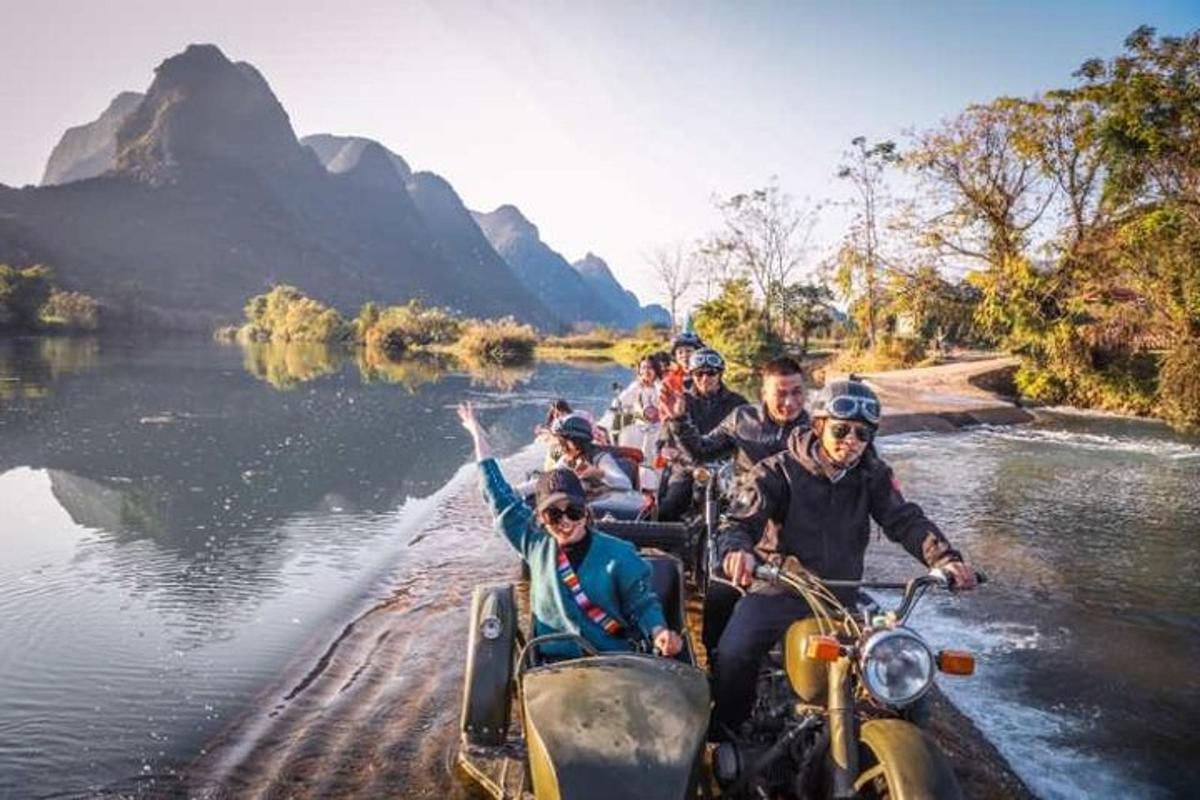 um grupo de pessoas andando de motocicleta na água