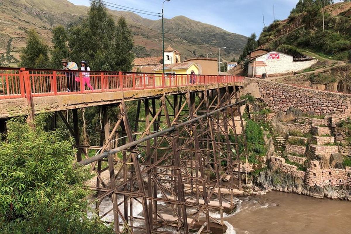 un pont sobre un riu amb gent caminant-hi