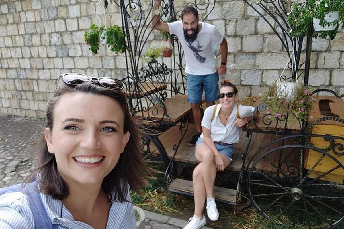 moški in ženska sedita na klopi
