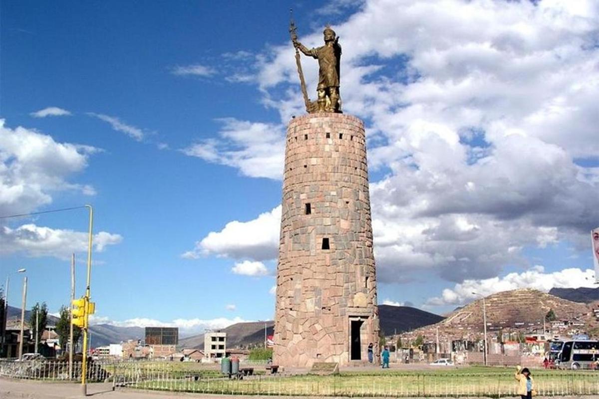 en statue av en mann på toppen av et mursteinstårn