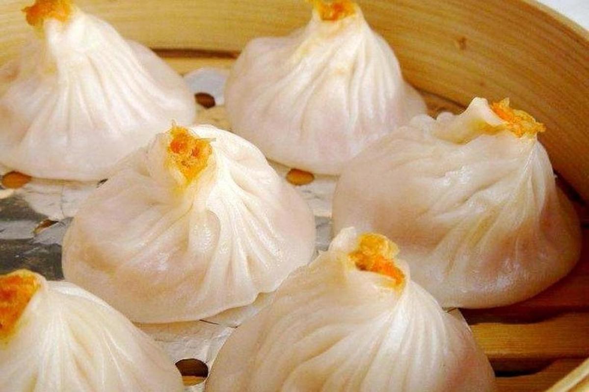 a group of garlic cloves on a cutting board
