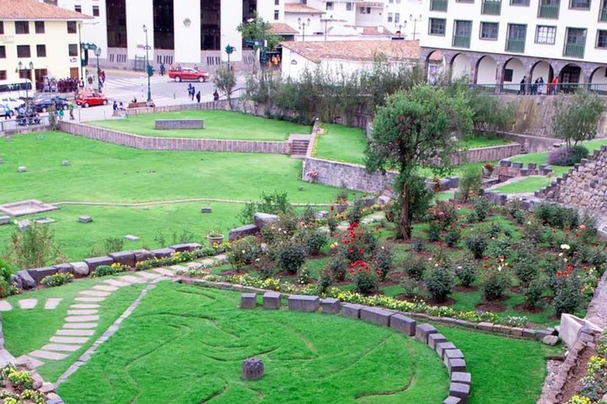 park se zahradou s květinami a rostlinami